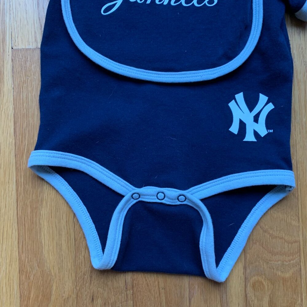 NWT Yankees 3-Piece Onesie Set 12 months Bib and Booties - Picture 6 of 13